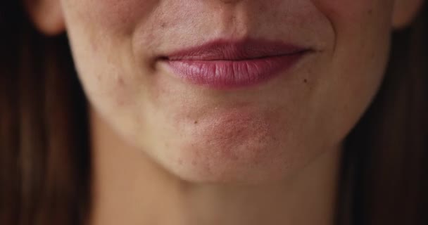 Lippen van mooie vrouw glimlachend en bewegend wanneer dame spreekt — Stockvideo