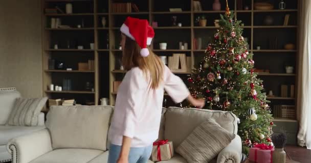 La danza femminile giovane attiva in salotto festeggia vacanze invernali — Video Stock