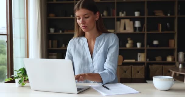 Estudiante trabajadora reflexiva en pc reflexionar sobre el proyecto de diploma — Vídeos de Stock