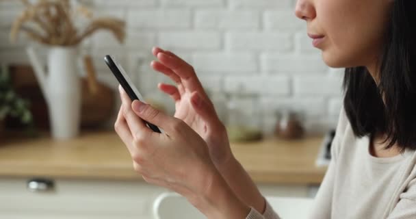 Gros plan vue de côté jeune femme en utilisant un téléphone portable. — Video