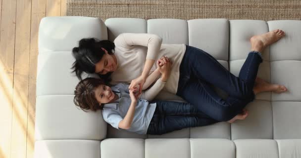 Joven mujer coreana mostrando símbolo de amor con hijo niño. — Vídeos de Stock