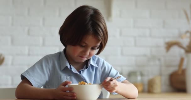 Petit garçon malheureux assis dans la cuisine sans appétit. — Video