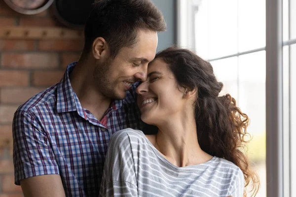 Glückliches anhängliches junges hispanisch liebendes Familienpaar zeigt zärtliche Gefühle. — Stockfoto