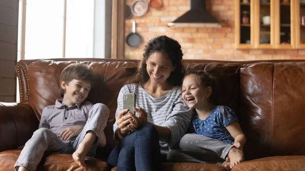 В дополнение к современным технологиям счастливая семья позирует для селфи. — стоковое фото