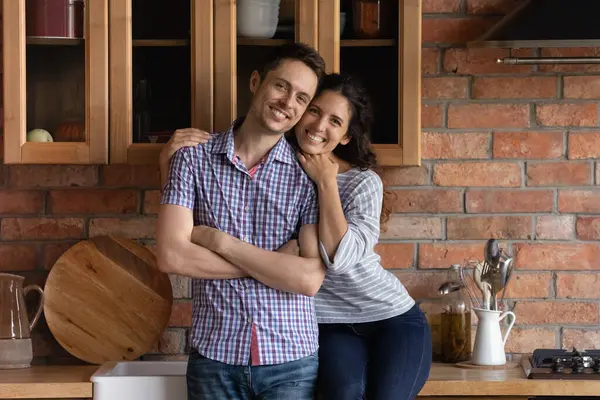 Porträt eines lächelnden Bonding Millennial hispanischen Paares posiert in der Küche. — Stockfoto