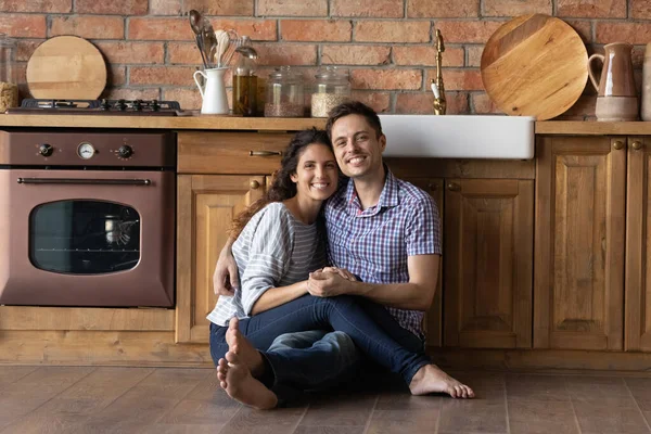 Glücklich verliebte Männer und Frauen ruhen sich in der Holzküche aus. — Stockfoto