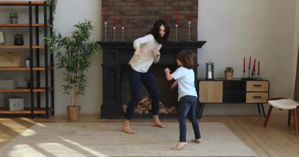 Gelukkig jong multiraciaal familie dansen op muziek thuis. — Stockvideo