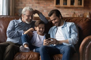 Akıllı telefonla eğlenen üç nesildir mutlu erkekler.