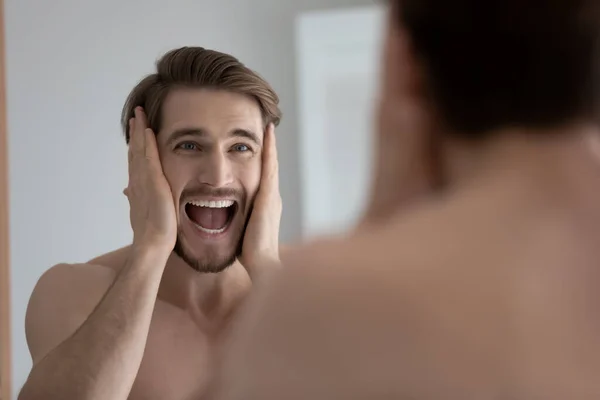 男は鏡の叫びを見てストレスを感じる原因皮膚障害 — ストック写真