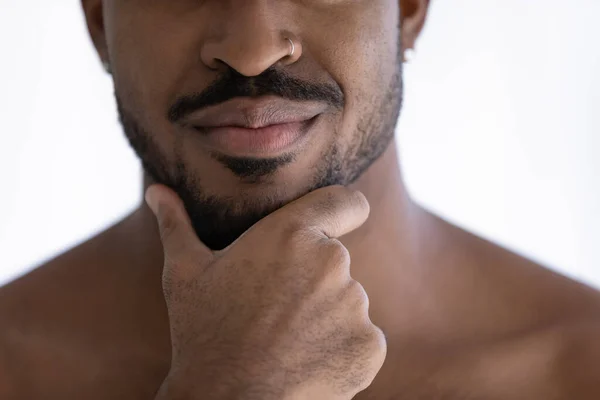Närbild beskärda ansiktet av afrikansk man vidrör skäggig haka — Stockfoto