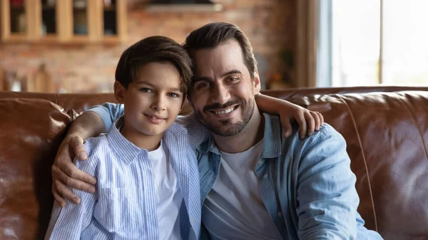 Retrato de tiro na cabeça sorrindo pai com o pequeno filho abraçando — Fotografia de Stock