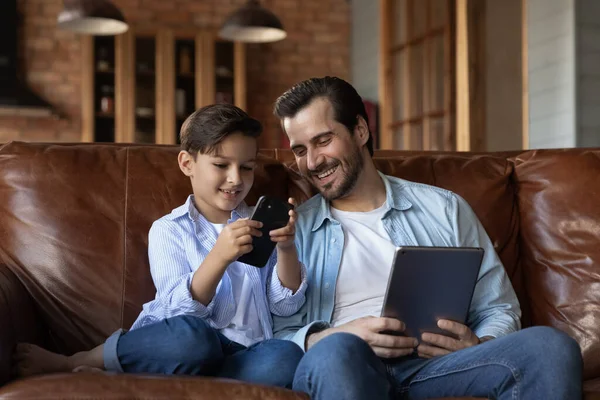 Gelukkig vader met weinig zoon hebben plezier met gadgets — Stockfoto