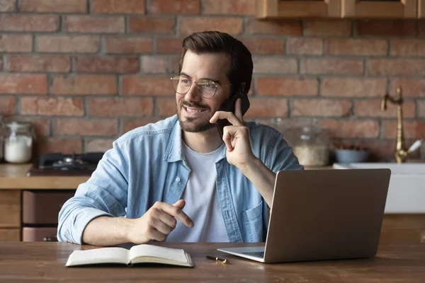 Hombre sonriente en gafas hablando por teléfono, consultando al cliente —  Fotos de Stock