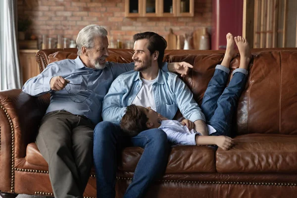 幸せな三世代の男が一緒にソファでリラックス — ストック写真
