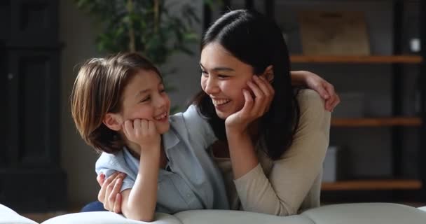 Feliz amoroso asiático mujer abrazo pequeño chico. — Vídeos de Stock