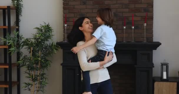 Joven asiático coreano madre celebración en manos pequeño niño. — Vídeos de Stock