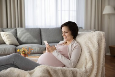 Mutlu genç bayan akıllı telefon kullanarak bebek sahibi olacak.