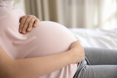 Dokuzuncu aydaki hamile kadın koca göbeğini kucakla.