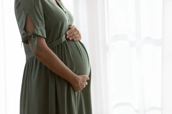 Cuidar futuro mãe tocar grávida barriga sentindo amor — Fotografia de Stock