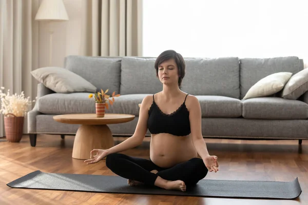 年轻孕妇在健身垫上练习瑜伽时保持冷静 — 图库照片