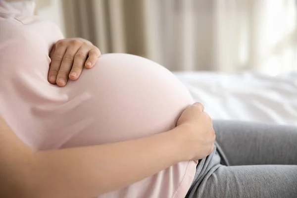 Jovem grávida no nono mês abraçar barriga grande — Fotografia de Stock