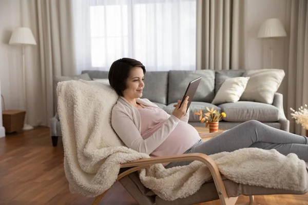 Calme jeune femme enceinte repos à la maison utilisation comprimé pc — Photo