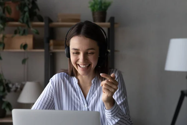 De cerca mujer emocionada en los auriculares comprometidos en videollamada —  Fotos de Stock