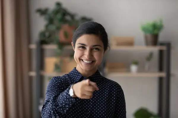 Testa ritratto sorridente donna indiana puntando il dito contro la fotocamera — Foto Stock