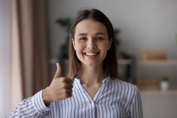 Retrato de tiro na cabeça mulher sorrindo mostrando o polegar acima gesto — Fotografia de Stock