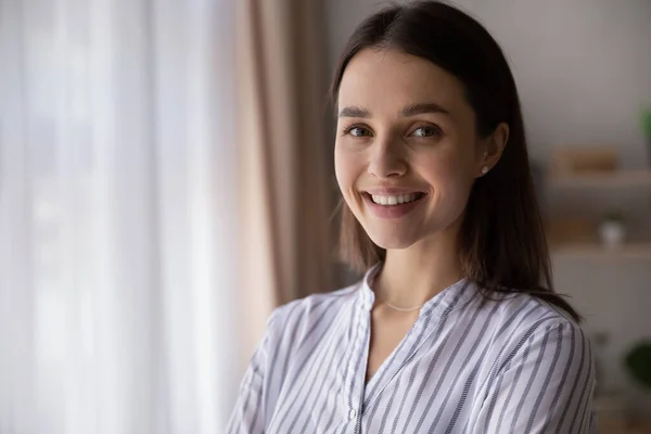 Portrait de la tête confiant femme souriante regardant la caméra — Photo