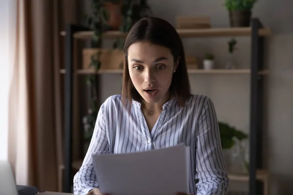 Head shot surprised businesswoman reading good news in letter — Stock Photo, Image