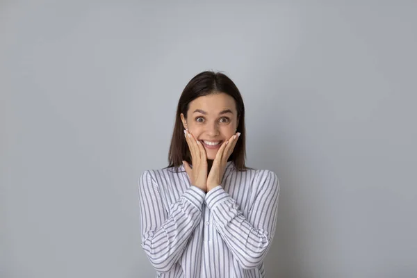 Retrato de la foto de la cabeza mujer sorprendida muy alegre aislado sobre fondo gris — Foto de Stock