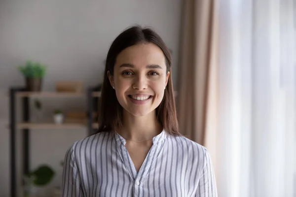 Head shot portrait smiling woman businesswoman student looking at camera — Stock Photo, Image