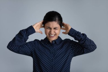 İnatçı, inatçı, gıcık, kulak tıkayan Hintli kadın.