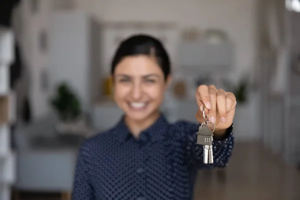 Gros plan se concentrer sur les clés dans la main heureuse femme indienne — Photo