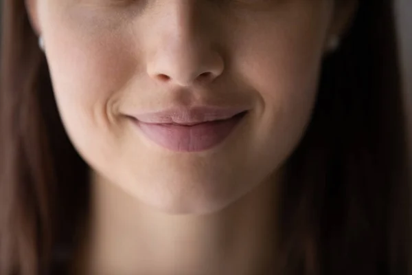 Crop close up bela jovem mulher lábios sem maquiagem — Fotografia de Stock