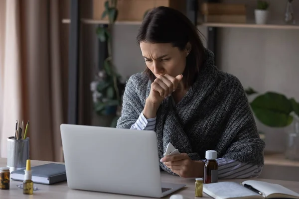 Ongezonde zakenvrouw verpakt in ruitjes werken op laptop thuis — Stockfoto