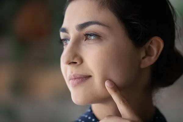 Huvudet sköt tätt indisk kvinna pekar finger mot kind — Stockfoto