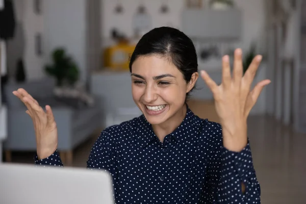 Primer plano alegre mujer de negocios india mirando la pantalla del ordenador portátil — Foto de Stock
