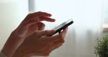 Cep telefonu uygulaması kullanan genç bayanı kapat..