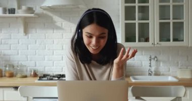 Video konuşması yapan genç ve çekici Asyalı kadın..