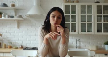 Uzak bir konuşma yapan düşünceli genç Asyalı kadın..