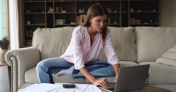 Junge Zählerinnen bezahlen Rechnungen am Laptop im Homeoffice — Stockvideo