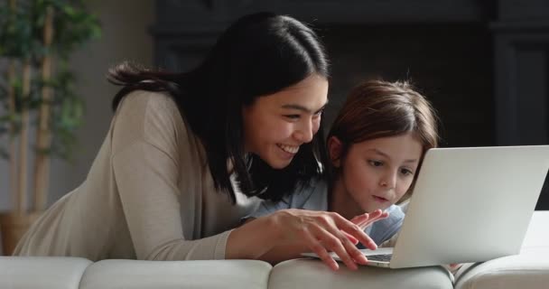 Pečující mladá korejština asijské maminka výuka syn pomocí počítače. — Stock video