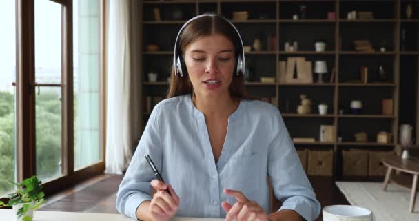 Motivé jeune femme parler avant webcam sur entrevue d'emploi à distance — Video