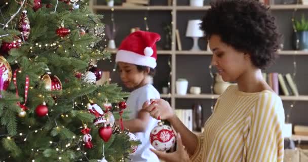 アフリカの母親と息子飾るクリスマスツリーで自宅 — ストック動画