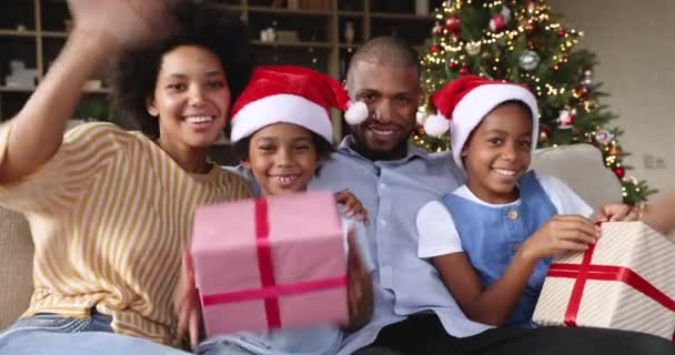 Felice famiglia africana celebrare le mani d'onda di Natale guardando la fotocamera — Video Stock