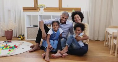 Küçük çocukları olan güzel Afrikalı çift evde eğleniyor.