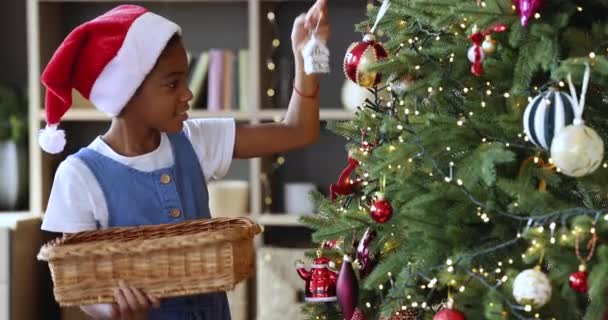 Adorável menina africana decoração Árvore de Natal em casa — Vídeo de Stock
