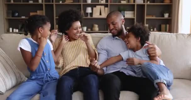 Famille africaine avec enfants jouer assis sur le canapé à la maison — Video